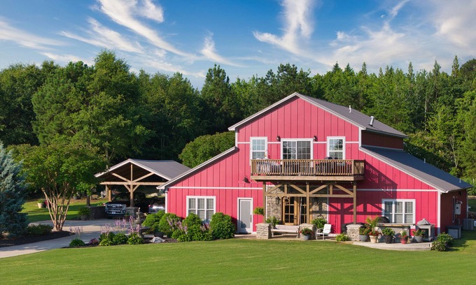 Easley Casa | Charming 1200 sqftn one BR barndominium upstairs apartment with mountain views.