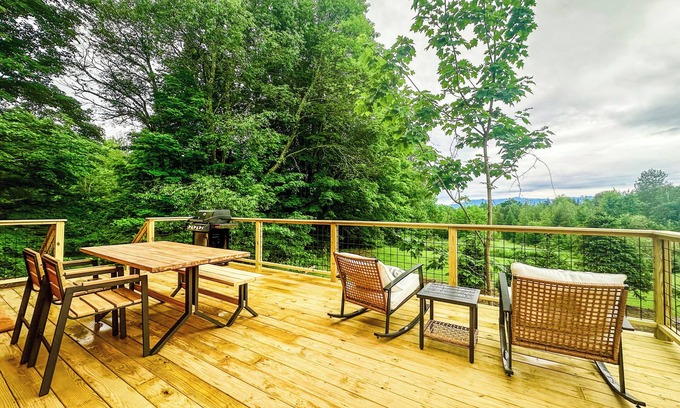 Morrisville Otro | Charming 1810 farmhouse on 24 acres w/ gorgeous mountain views, 2 bedrooms &WiFi