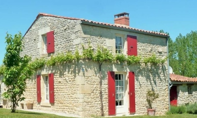 Auchay-sur-Vendee Cabaña | Casa rural renovada con piscina y jardín privado en entorno natural, ideal para escapadas relajantes