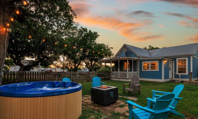Stonewall Casa | Charming 1900's Fredericksburg Farmhouse in Wine Country, Hot Tub, Firepit, WiFi