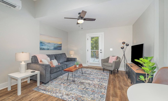 Fuquay-Varina Condominio | Charming 1910 Luxury Condo in Downtown Fuquay - Steps to Parks & Eateries