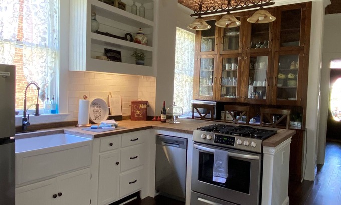 Hermann Casa | Charming 1913 3 Bedr / 2 Bath / Dutch Brick Haus / Living & Dining / New HVAC
