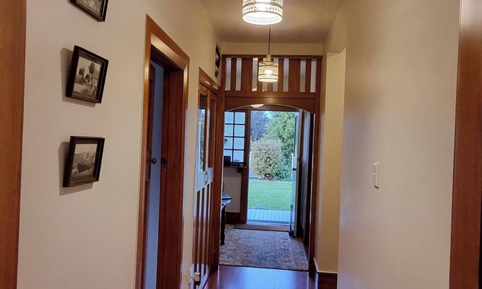 Taumarunui Casa | Charming 1920's character filled Bungalow! Modern twist.. Minutes to town