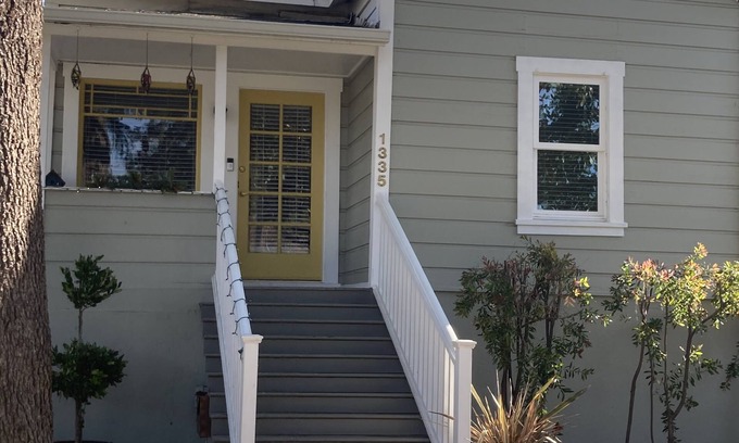 St. Helena Cabaña | Charming 1920's cottage in St. Helena - walk to town
