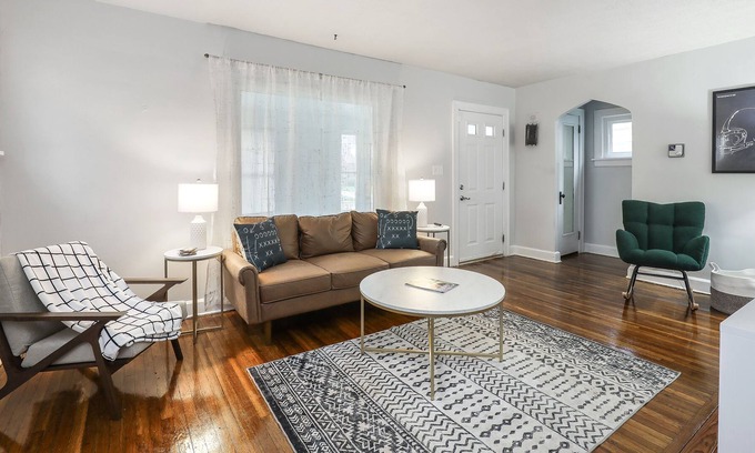 Canton Casa | Charming 1920s Era HOF Getaway