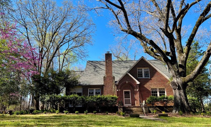 Steele Creek Casa | Charming 1930's English cottage with historic ambiance on three private acres