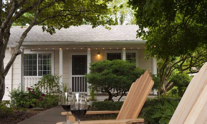 Central Oregon Casa | Charming 1940's garden cottage, convenient to UofO, Hospitals and downtown