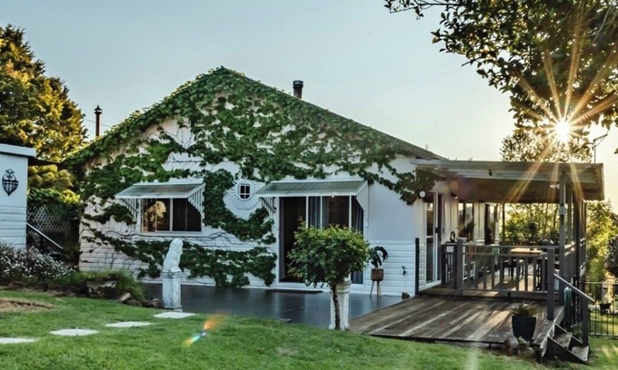 Dorrigo Cabaña | Charming 1940's two bedroom cottage, established gardens, large verandah and BBQ