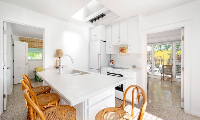Rock Ridge Cabaña | CHARMING 1957 FLORIDA COTTAGE 2 MILES TO PRISTINE BEACH. 1050 SF Entire Home