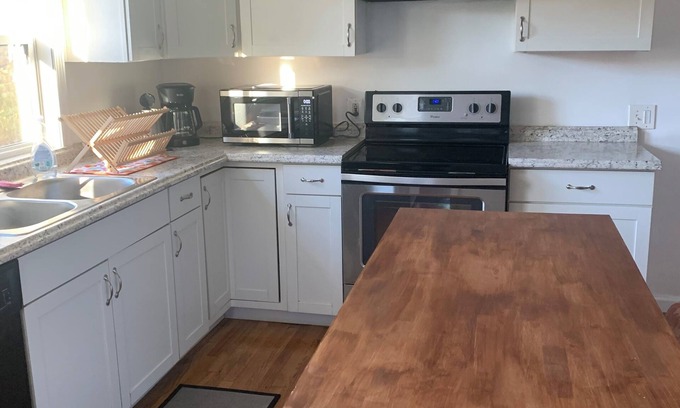 Cheshire Apartamento | Charming 1bd 2-level apartment with great views and WiFi, No cleaning fee.