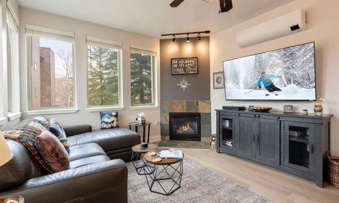 Gorgosa Condominio | Charming 2BD/2BA Mountain Retreat Close to Skiing, Shopping, & Dining