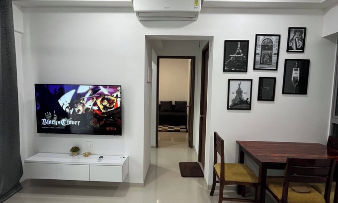 Thane West Apartamento | Charming 1BHK apartment in welcoming Thane with AC