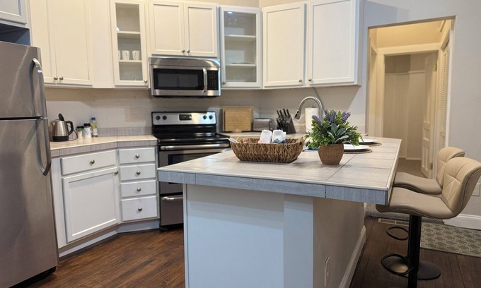 Albany Apartamento | Charming 1BR by Washington Park & Lark St | Kitchen Smart TV Wi-Fi Free Parking Walkable