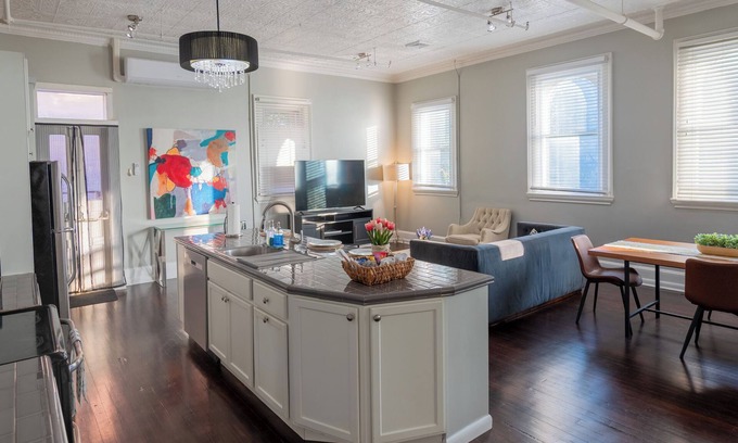 Albany Apartamento | Bright lofty, soaring tin ceilings