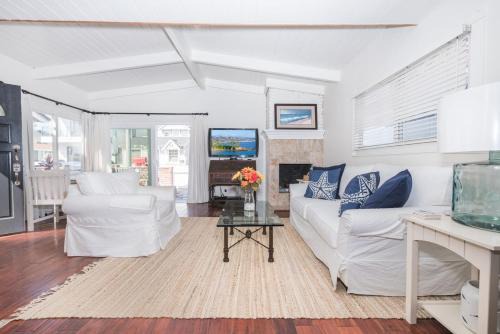 West Newport Casa | Charming 1Br Beach Cottage W Large Patio One Block To Sand By Beachview Rentals