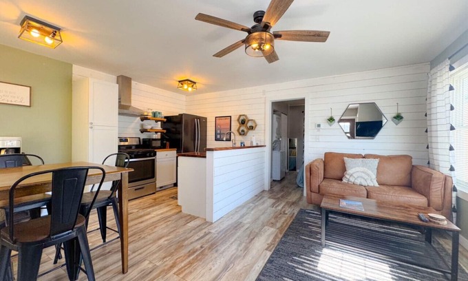 Spearfish Apartamento | Charming 1BR Downtown APT | Newly Remodeled | Walk to Restaurants, Shops & Parks!