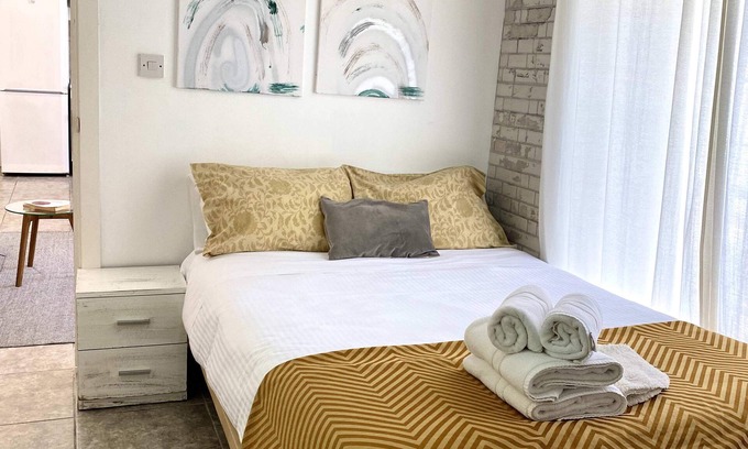 Gibraltar Apartamento | Charming 1BR just off Main Street, prime location