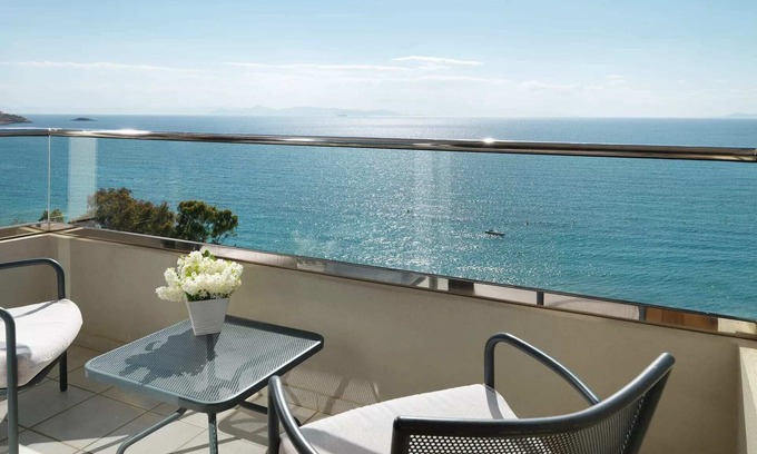 Vari-Voula-Vouliagmeni Apartamento | Charming 1BR Suite with Ocean Front Views