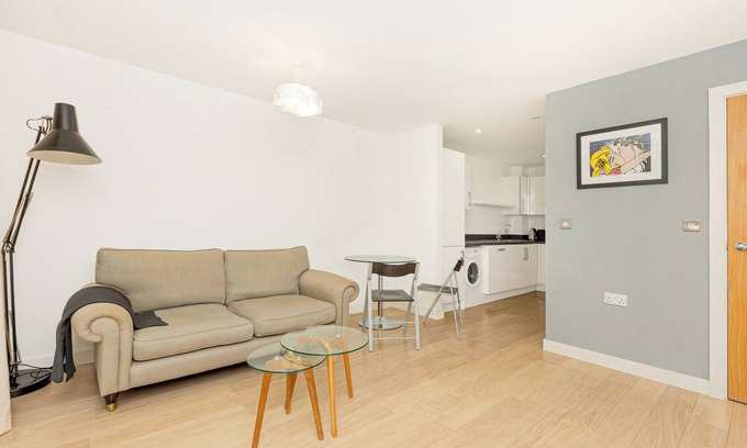 Ferndale Apartamento | Charming 1BR w/balcony & stunning views in Brixton
