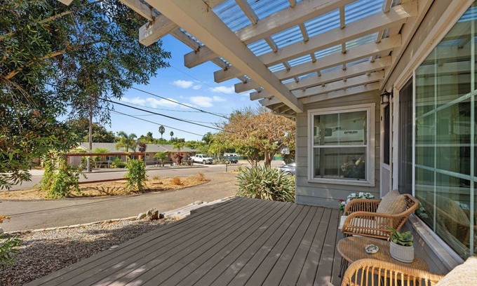 Vista Casa | Charming 2/1-house with Plantiful SunRoom and Hot Tub