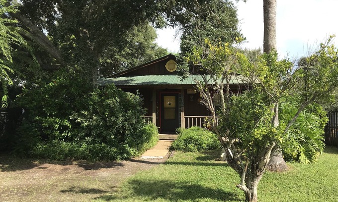St. Augustine Beach Cabaña | VERANO EN LA PLAYA !! 2 BLOQUES CORTOS A ST. AUGUSTINE BEACH / PET FRIENDLY / WI FI