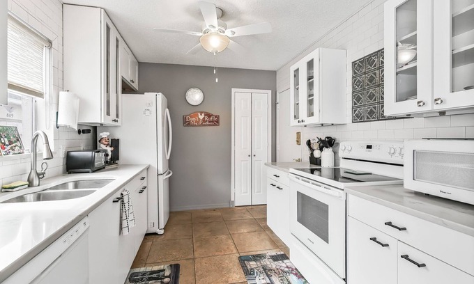 The Villages Villa | Charming 2/2 Courtyard Villa on a Prime Corner Lot in the Village of El Cortez!