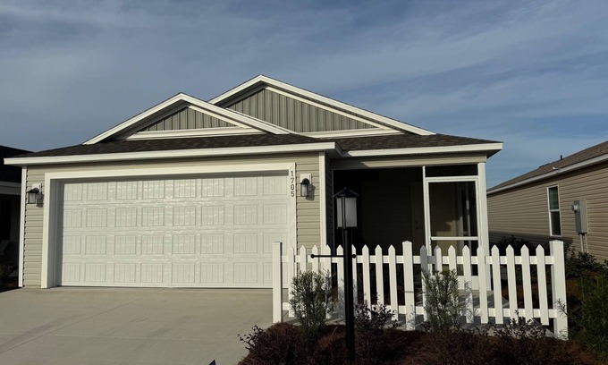 Sumter County Casa | Charming 2/2 in The Villages, Pet Friendly, Golf cart upon request.