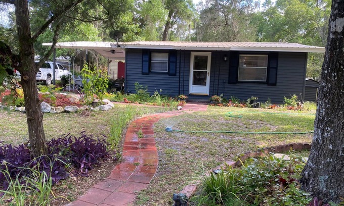 Bushnell Cabaña | Charming 2-b/r country cottage-central Florida WiFi, AC, BBQ home away from home