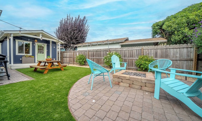 Seaside Casa | Charming 2 BDR Seaside Cottage – 5 Min to Beach!