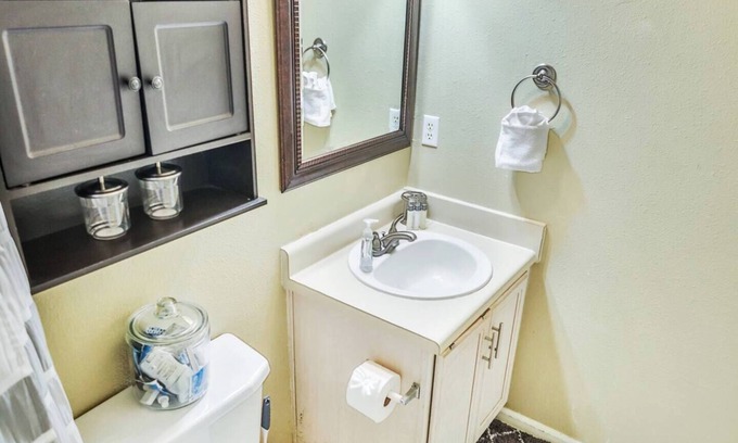 Fort Walton Beach Casa | Charming 2-bedroom townhome with AC and WiFi in wonderful Fort Walton Beach