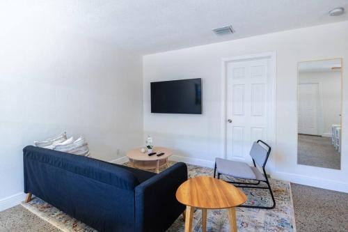Riverside Park Apartamento | Charming 2 bed 1 bath Gem 10 min to Beach!