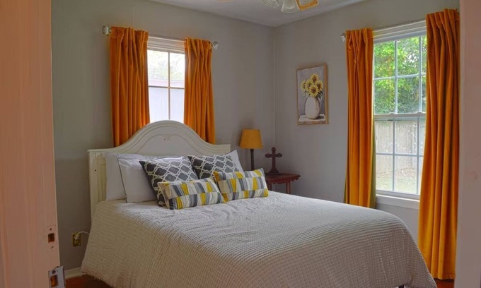 Waxahachie Casa | Charming 2-Bed Bluebonnet Bungalow in Historic Waxahachie