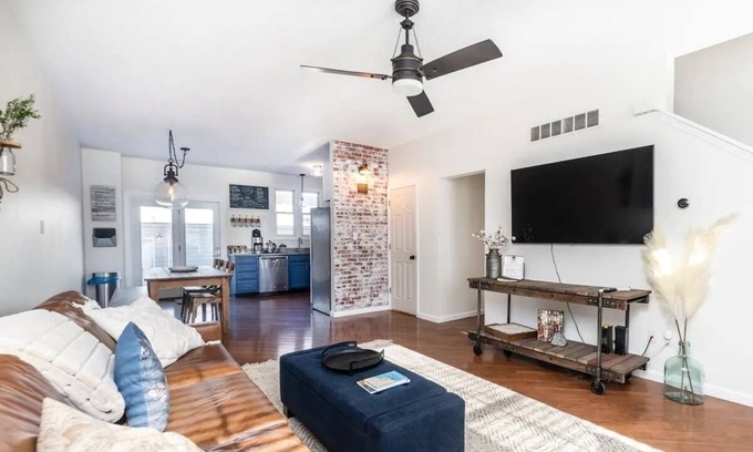 St. Charles Casa | Charming 2-Bed Brownstone in The Heart of New Town