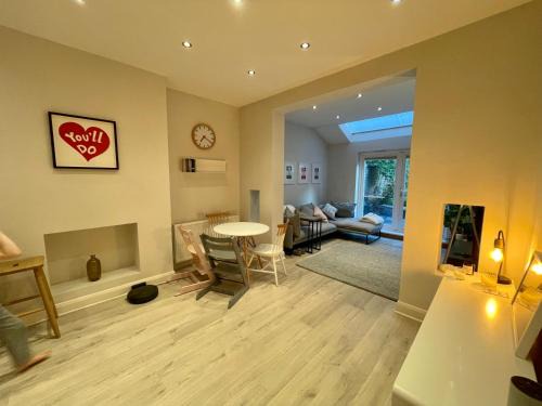 West Finchley Apartamento | Charming 2 Bed Garden Flat in Finchley Central