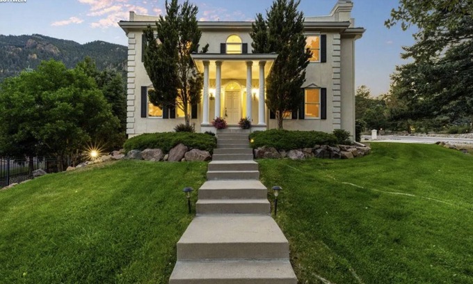 Broadmoor Apartamento | Charming 2-bedroom apartment nestled in nature behind the Broadmoor Hotel.