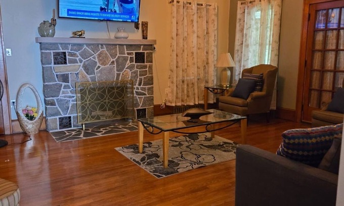 East Stroudsburg Casa | Charming 2-bedroom house with AC, WiFi in fantastic East Stroudsburg
