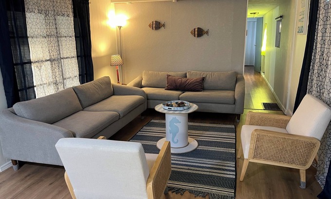 Diplomat Casa | Charming 2-bedroom mobile home with AC, WiFi in North Fort Myers