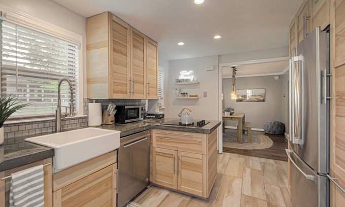 Prairie Village Cabaña | Charming 2-bedroom cottage near Prairie Village Shops