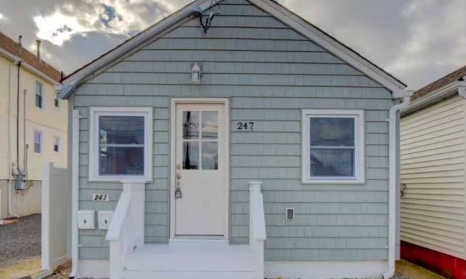 Seaside Heights Cabaña | Charming 2-bedroom cottage in delightful Seaside Heights with WiFi, AC