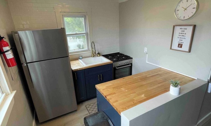 Seaside Heights Cabaña | Charming 2-bedroom cottage and courtyard with WiFi, AC in Seaside Heights