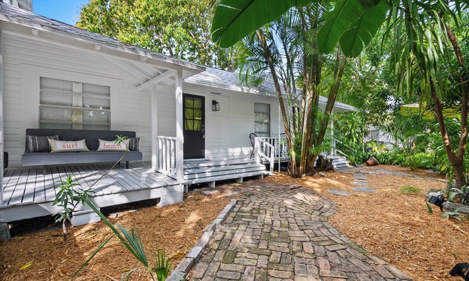 Old Northwood Historic District Cabaña | Charming 2-bedroom cottage in lush tropical setting in popular West Palm Beach
