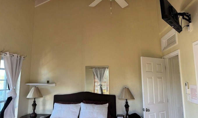 Discovery Bay Casa | Charming 2-bedroom bungalow in fabulous Providenciales with AC