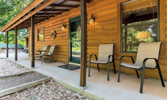 Eureka Springs Cabina | Charming 2-bedroom cabin with WiFi, AC in peaceful Eureka Springs