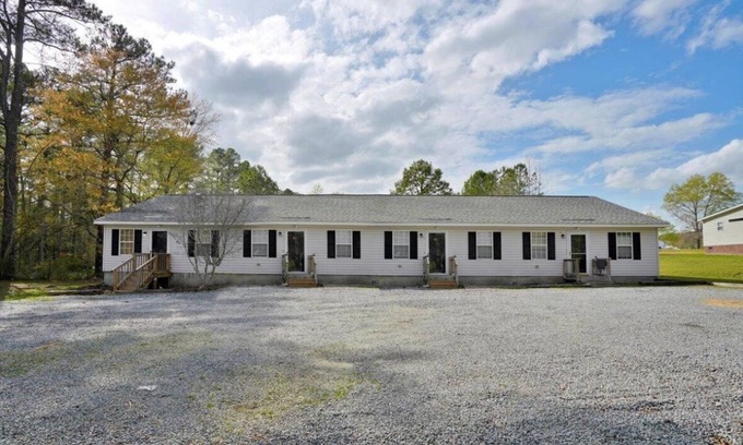 Roanoke Rapids Apartamento | Charming 2-bedroom apartment near Lake Gaston and Roanoke Rapids Lake, shopping
