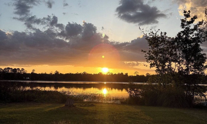 Silver Springs Casa | Charming 2-bedroom, 1-bath lakefront house in the Ocala National Forest