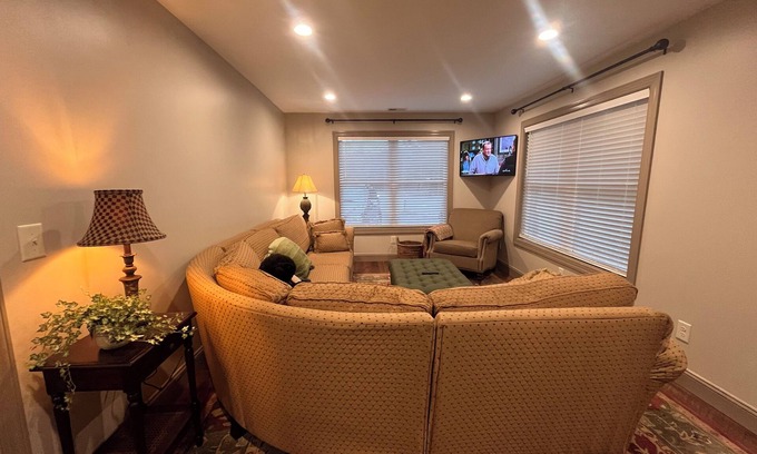 West Jefferson Casa | Charming 2-bedroom house in downtown West Jefferson! Amazing location!