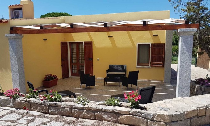 La Maddalena Cabaña | Charming 2-bedroom cottage in welcoming La Maddalena with AC, WiFi