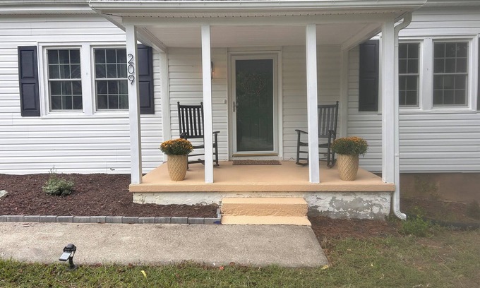 Bowling Green Casa | Charming 2-bedroom house in Bowling Green with AC