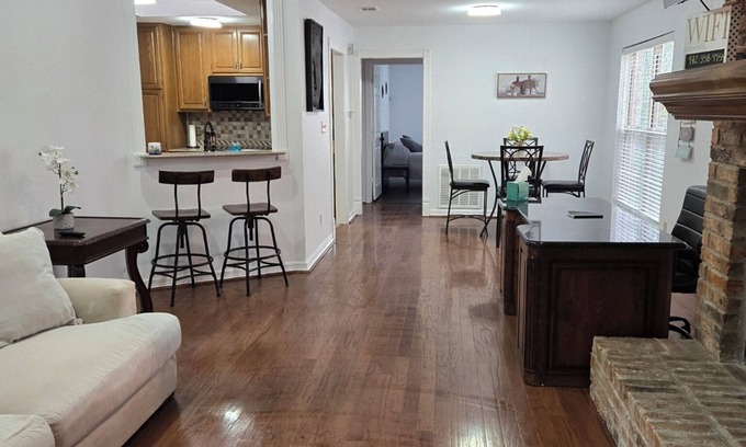 Grand Prairie Casa | Charming 2-bedroom home, close to 6flags, cowboys stadium, lonestar park