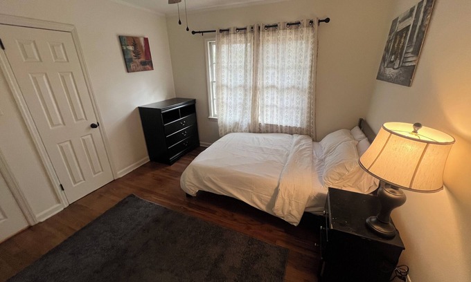 Hardwick Casa | Charming 2-bedroom house in terrific Milledgeville with WiFi, AC